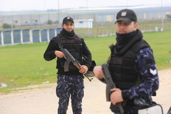    الشرطة الفلسطينية تقف حراسة على الحدود الشرقية بين قطاع غزة واسرائيل، عقب اعلان وزارة الداخلية الفلسطينية عن هروب عبد الكريم أبو عودة من مركز التوقيف 