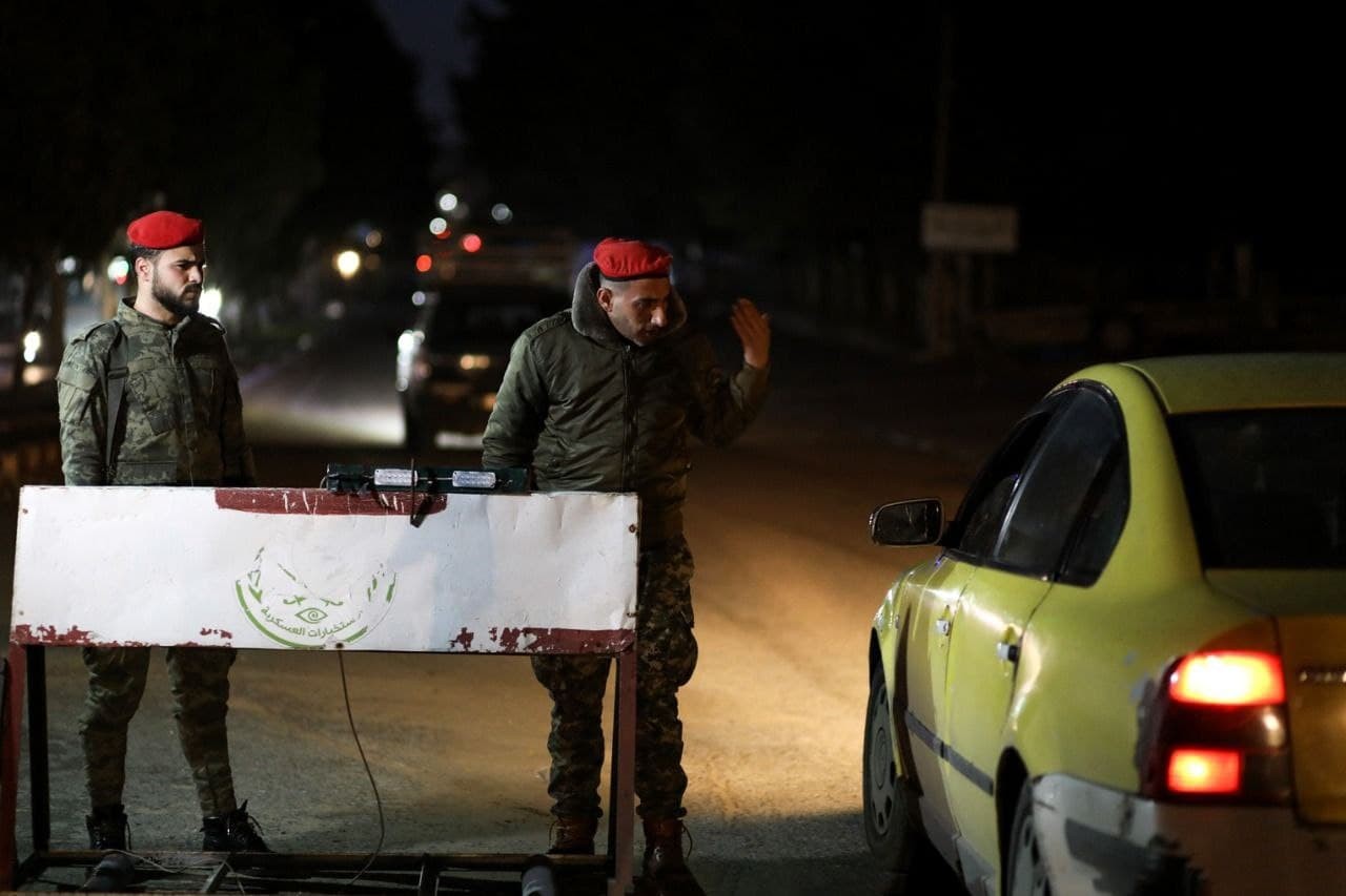 انتشار الشرطة والأجهزة الأمنية في الشوارع والمفترقات مساء اليوم الأربعاء، في ظل أجواء المنخفض الجوي الذي تمر به البلاد 9