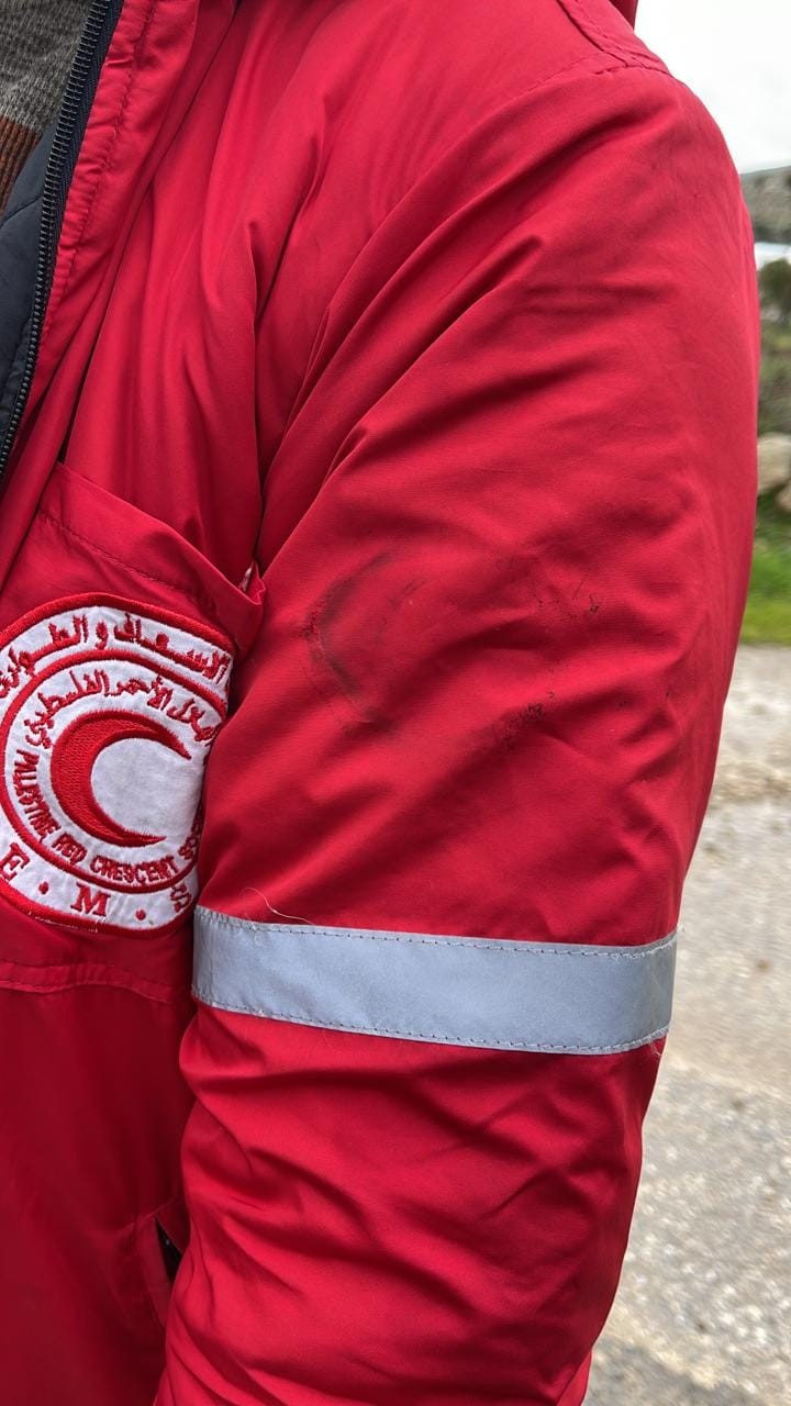 استهدفت قوات الاحتلال الاسرائيلي سيارة إسعاف تابعة للهلال الأحمر بالرصاص المعدني المغلف بالمطاط  ما أدى لأضرار في الزجاج الخلفي، وإصابة دكتور بالرصاص المطاط في كتفه أثناء تقديم الإسعاف الاولي لمصاب في مواجهات بيت دجن 1