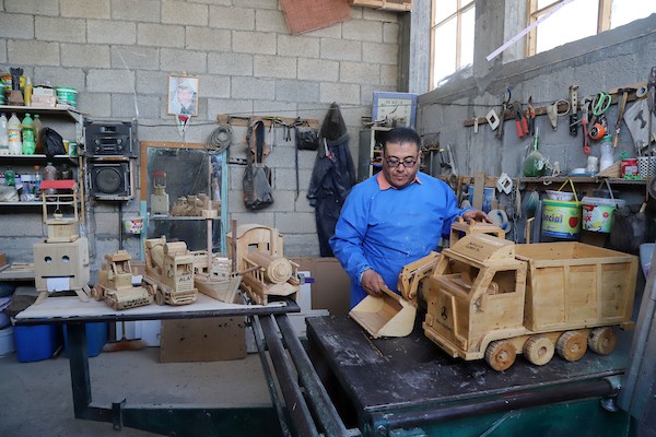 رحلة علاج علاء من السرطان لم توقفه عن ممارسة هوايته في صناعة المجسمات الخشبية 9