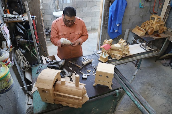 رحلة علاج علاء من السرطان لم توقفه عن ممارسة هوايته في صناعة المجسمات الخشبية 212
