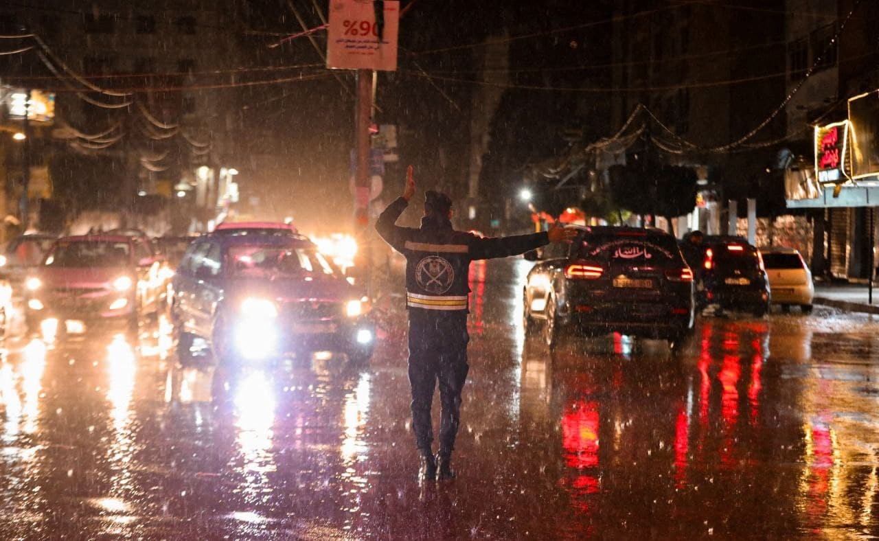 انتشار الشرطة والأجهزة الأمنية في الشوارع والمفترقات مساء اليوم الأربعاء، في ظل أجواء المنخفض الجوي الذي تمر به البلاد