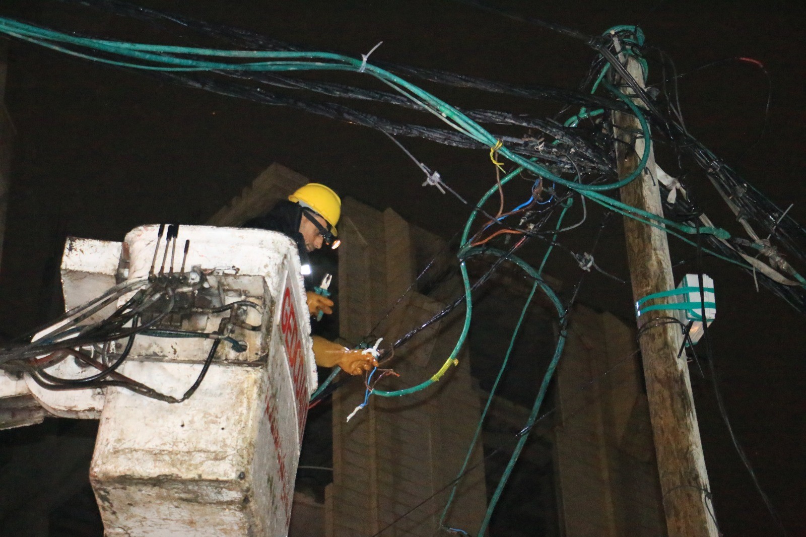 طواقم كهرباء غزة خلال عملها في ظل المنخفض الحالي 16