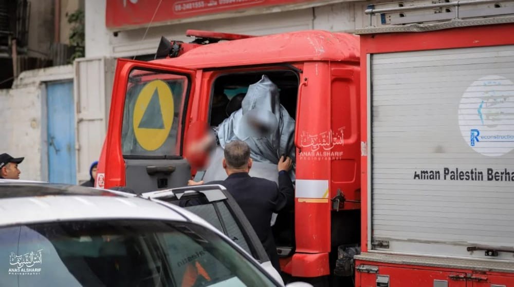 طواقم الدفاع المدني الفلسطيني تنقل عروسا من الكوافير بعد غرق منطقة العلمي في مخيم جباليا شمال غزة جراء المنخفض الجوي  3