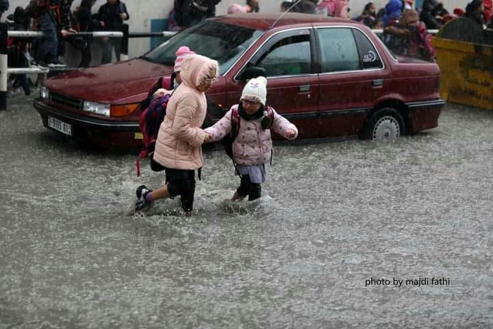 شاهد.. غرق أحد الشوارع المؤدية لإحدى المدارس بمدينة غزة صباح اليوم بفعل الأمطار