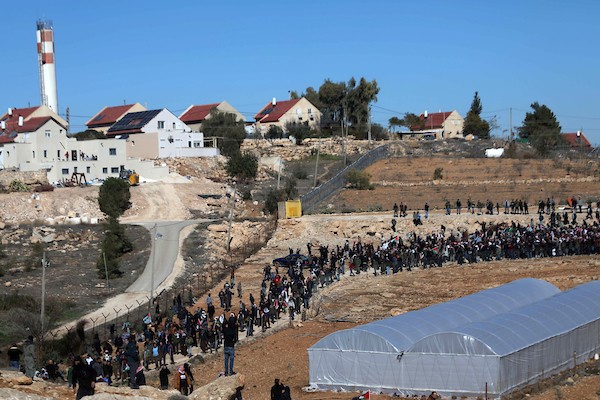    فلسطينيون يشيعون جثمان الشهيد المسن سليمان الهذالين في قرية يطا بالقرب من مدينة الخليل