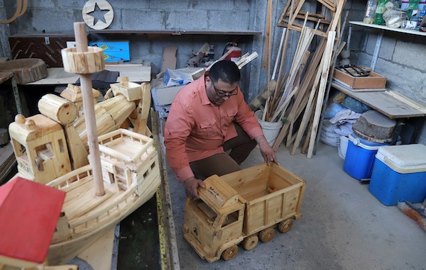 رحلة علاج علاء من السرطان لم توقفه عن ممارسة هوايته في صناعة المجسمات الخشبية 7