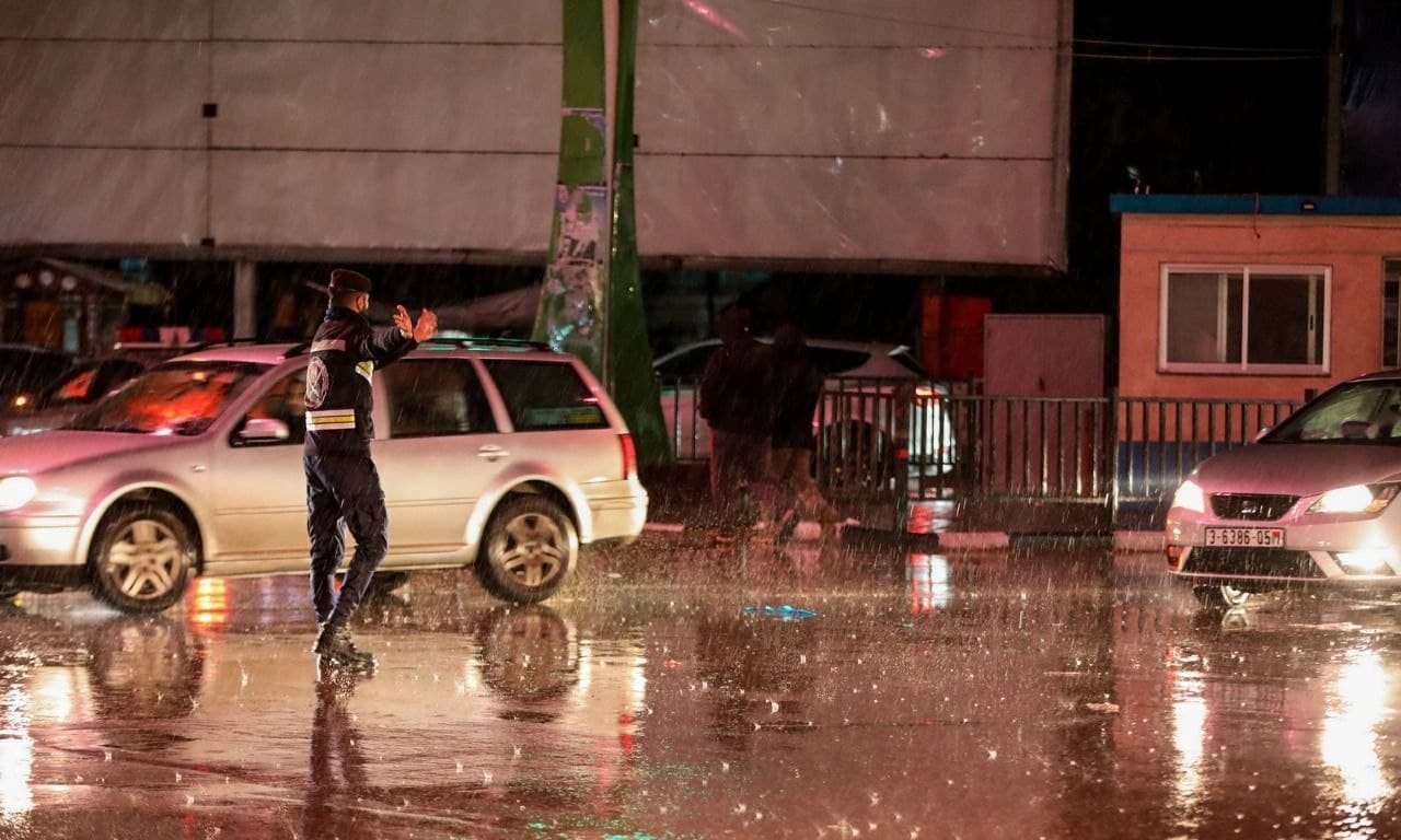 انتشار الشرطة والأجهزة الأمنية في الشوارع والمفترقات مساء اليوم الأربعاء، في ظل أجواء المنخفض الجوي الذي تمر به البلاد 3