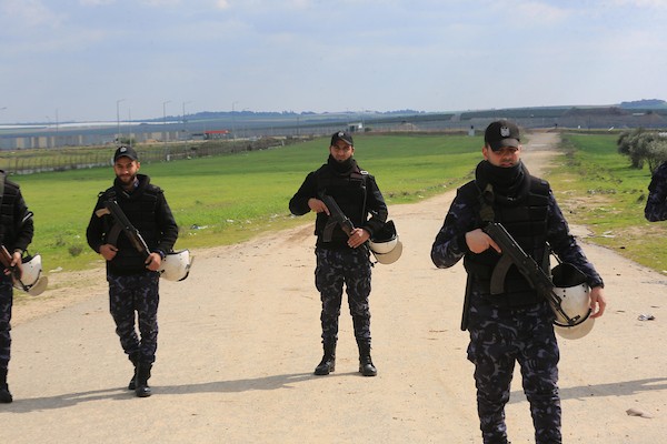    الشرطة الفلسطينية تقف حراسة على الحدود الشرقية بين قطاع غزة واسرائيل، عقب اعلان وزارة الداخلية الفلسطينية عن هروب عبد الكريم أبو عودة من مركز التوقيف 