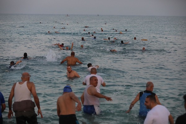 عشاق السباحة من كبار السن يمارسون هوايتهم على شاطئ بيت لاهيا في مربعانية الشتاء