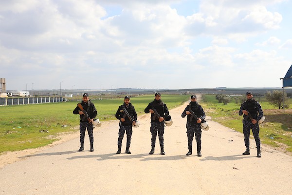    الشرطة الفلسطينية تقف حراسة على الحدود الشرقية بين قطاع غزة واسرائيل، عقب اعلان وزارة الداخلية الفلسطينية عن هروب عبد الكريم أبو عودة من مركز التوقيف 