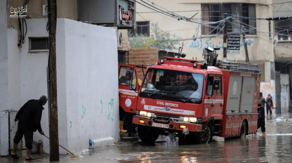 طواقم الدفاع المدني الفلسطيني تنقل عروسا من الكوافير بعد غرق منطقة العلمي في مخيم جباليا شمال غزة جراء المنخفض الجوي  1