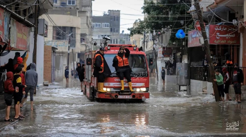 طواقم الدفاع المدني الفلسطيني تنقل عروسا من الكوافير بعد غرق منطقة العلمي في مخيم جباليا شمال غزة جراء المنخفض الجوي  2