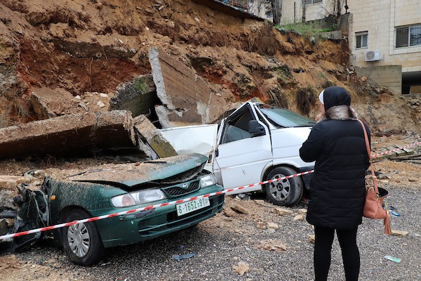   مركبات مدمرة جراء سقوط جدار عليها بفعل المنخفض الجوي في رام الله