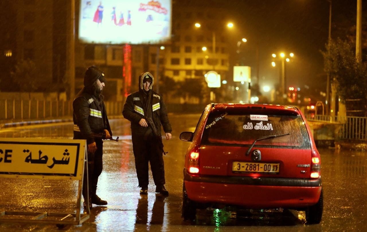 انتشار الشرطة والأجهزة الأمنية في الشوارع والمفترقات مساء اليوم الأربعاء، في ظل أجواء المنخفض الجوي الذي تمر به البلاد 7