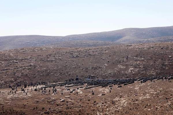    فلسطينيون يشيعون جثمان الشهيد المسن سليمان الهذالين في قرية يطا بالقرب من مدينة الخليل