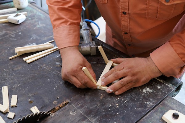 رحلة علاج علاء من السرطان لم توقفه عن ممارسة هوايته في صناعة المجسمات الخشبية 3