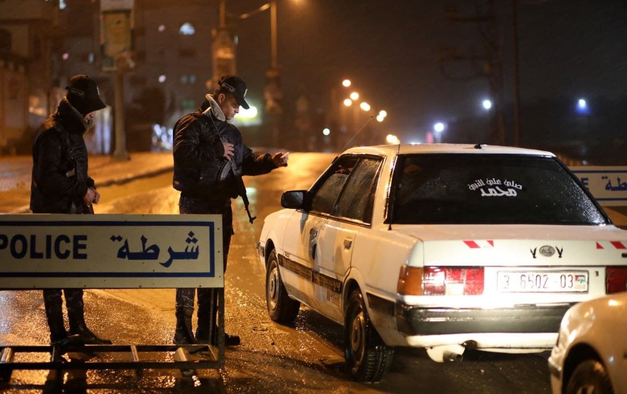 انتشار الشرطة والأجهزة الأمنية في الشوارع والمفترقات مساء اليوم الأربعاء، في ظل أجواء المنخفض الجوي الذي تمر به البلاد 1