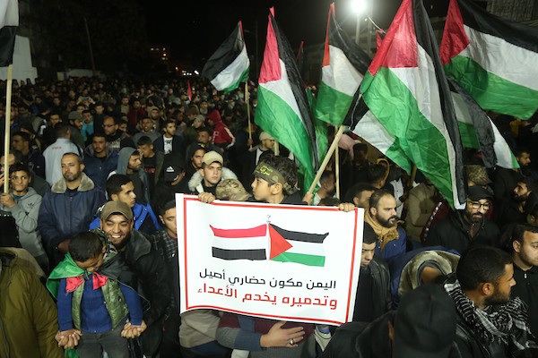 مسيرة في غزة تدعو لوقف القتال في اليمن