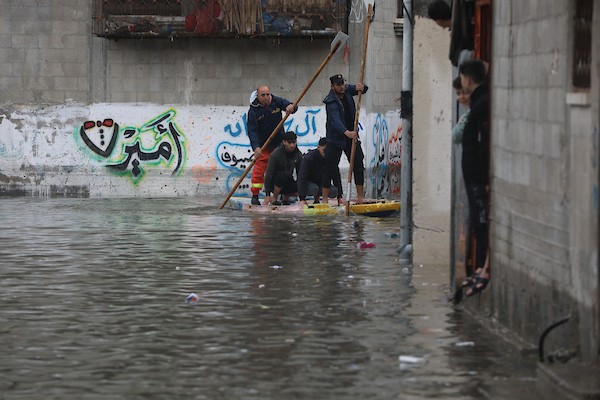 الدفاع المدني الفلسطيني ينتشل سكان من شارع غمرته مياه الأمطار ، في مخيم جباليا للاجئين الفلسطينيين شمال قطاع غزة 