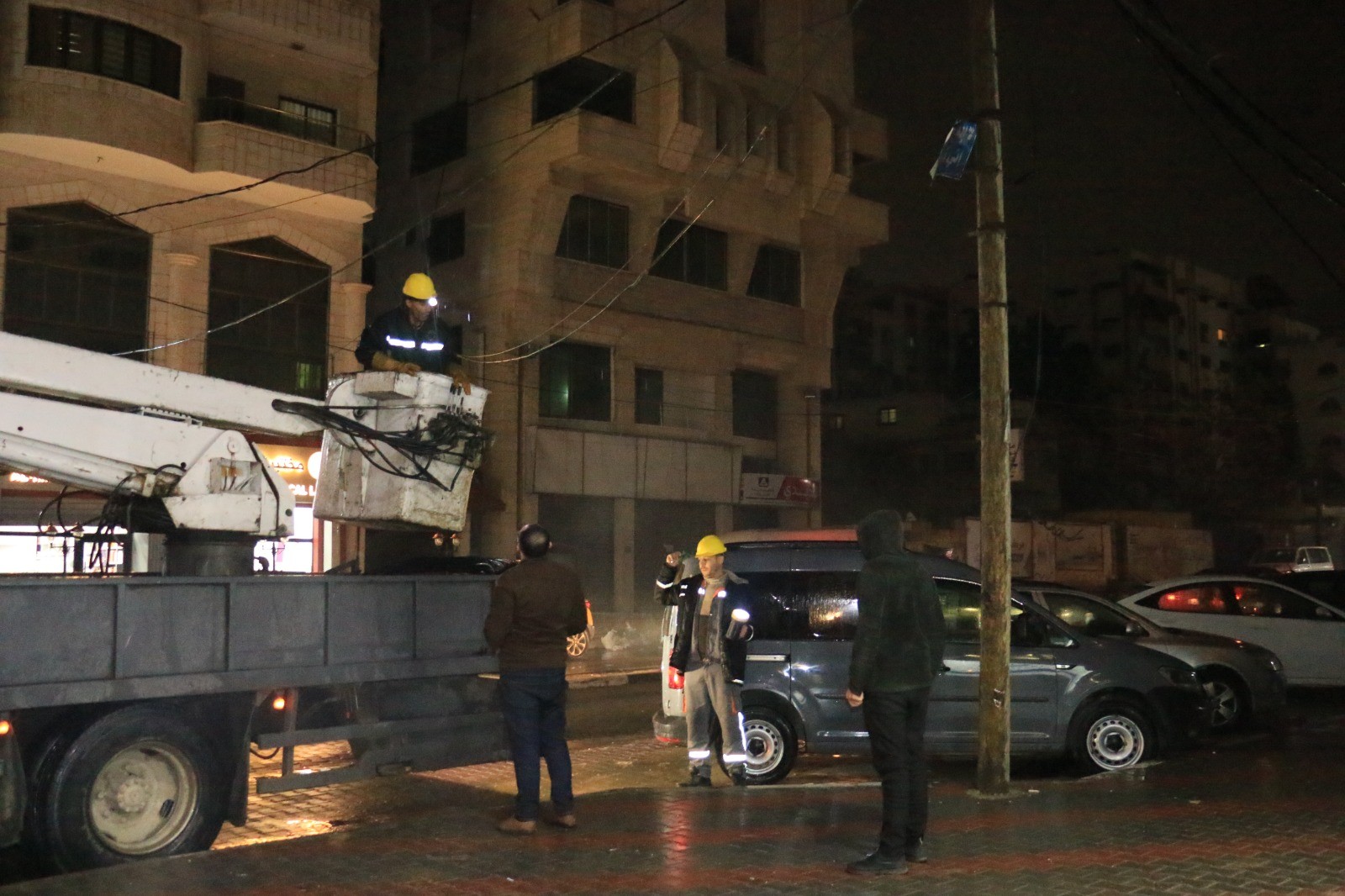 طواقم كهرباء غزة خلال عملها في ظل المنخفض الحالي 78