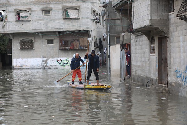 الدفاع المدني الفلسطيني ينتشل سكان من شارع غمرته مياه الأمطار ، في مخيم جباليا للاجئين الفلسطينيين شمال قطاع غزة (20)