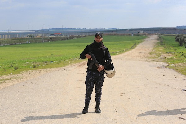    الشرطة الفلسطينية تقف حراسة على الحدود الشرقية بين قطاع غزة واسرائيل، عقب اعلان وزارة الداخلية الفلسطينية عن هروب عبد الكريم أبو عودة من مركز التوقيف 