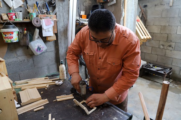رحلة علاج علاء من السرطان لم توقفه عن ممارسة هوايته في صناعة المجسمات الخشبية 18