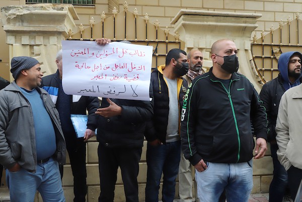 فلسطينيون يتظاهرون رفضاً لمنع إسرائيل من دخولهم الأراضي المحتلة لمباشرة عملهم 2