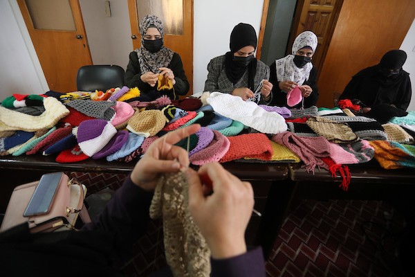 مبادرة فلسطينية لتوزيع الملابس الصوفية على الفقراء في فصل الشتاء 1