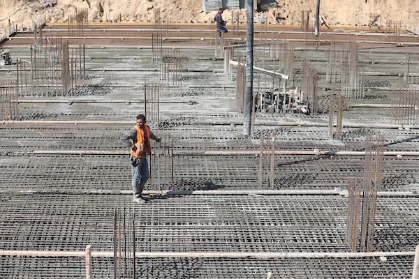 عمال فلسطينيون ومصريون يعملون في تأسيس وإنشاء قواعد مدينة دار مصر في بيت لاهيا شمال قطاع غزة 