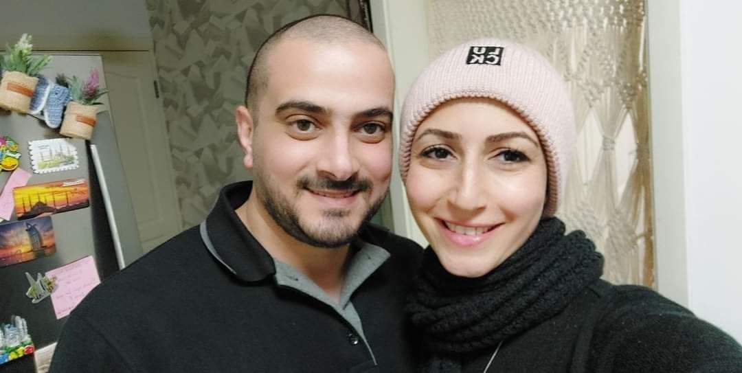 الصحفي الفلسطيني أحمد يوسف شعره تضامناً مع زوجته المصابة بالسرطان