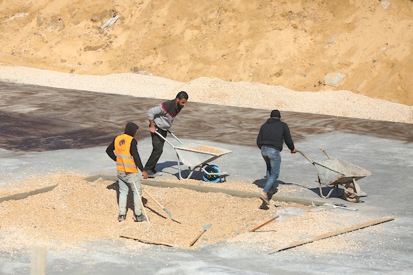 عمال فلسطينيون ومصريون يعملون في تأسيس وإنشاء قواعد مدينة دار مصر في بيت لاهيا شمال قطاع غزة 