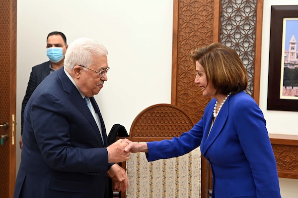 الرئيس الفلسطيني محمود عباس يلتقي مع رئيسة مجلس النواب الأمريكي نانسي بيلوسي في رام الله.JPG