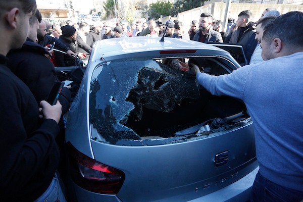 فلسطينيون يتفقدون سيارة تعود لثلاثة فلسطينيين استشهدوا بنيران قوات الاحتلال الإسرائيلي في مدينة نابلس بالضفة الغربية