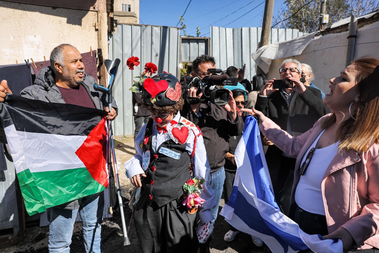 متكئًا على عكازيه .. الناشط المقدسي محمد أبو الحمص في مواجهة المستوطنين بحي الشيخ جراح .. تصوير .. الفرنسية 4