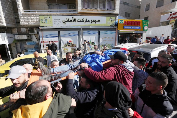 فلسطينيون يحملون جثامين الشهداء الذين استشهدوا بنيران قوات الاحتلال الإسرائيلي في مدينة نابلس بالضفة الغربية