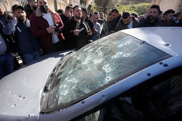 فلسطينيون يتفقدون سيارة تعود لثلاثة فلسطينيين استشهدوا بنيران قوات الاحتلال الإسرائيلي في مدينة نابلس بالضفة الغربية