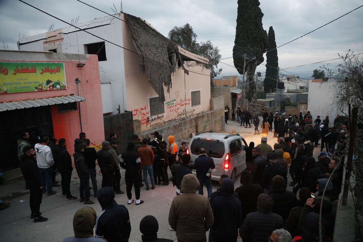 مواطنون يتفقدون منزل الاسير محمود جرادات الذي فجره جيش الاحتلال الاسرائيلي في السيلة الحارثية-16