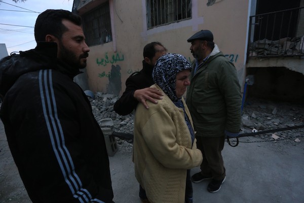 مواطنون يتفقدون منزل الاسير محمود جرادات الذي فجره جيش الاحتلال الاسرائيلي في السيلة الحارثية