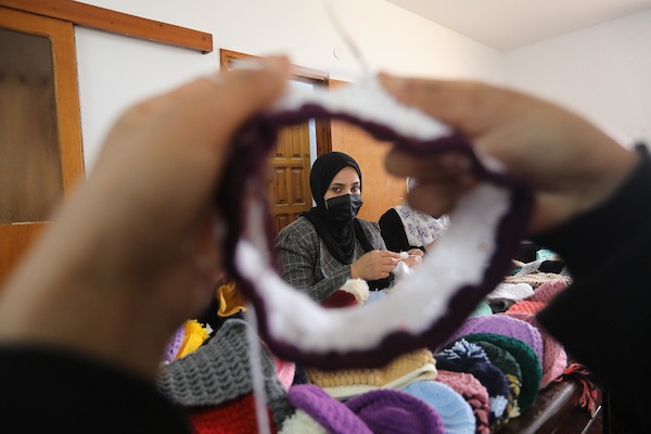 مبادرة فلسطينية لتوزيع الملابس الصوفية على الفقراء في فصل الشتاء