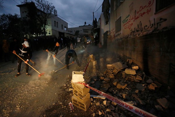 مواطنون يتفقدون منزل الاسير محمود جرادات الذي فجره جيش الاحتلال الاسرائيلي في السيلة الحارثية