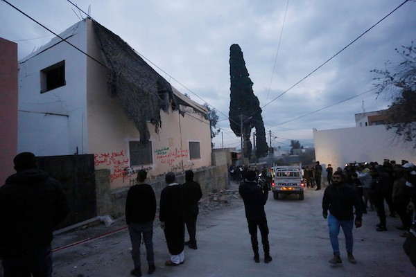 مواطنون يتفقدون منزل الاسير محمود جرادات الذي فجره جيش الاحتلال الاسرائيلي في السيلة الحارثية