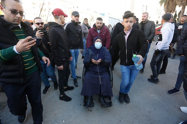 فلسطينيون يحملون جثامين الشهداء الذين استشهدوا بنيران قوات الاحتلال الإسرائيلي في مدينة نابلس بالضفة الغربية