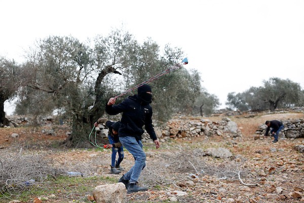 مواجهات بين المتظاهرين الفلسطينيين وقوات الاحتلال الإسرائيلي عقب مسير ضد الاستيطان في بلدة بيتا بنابلس