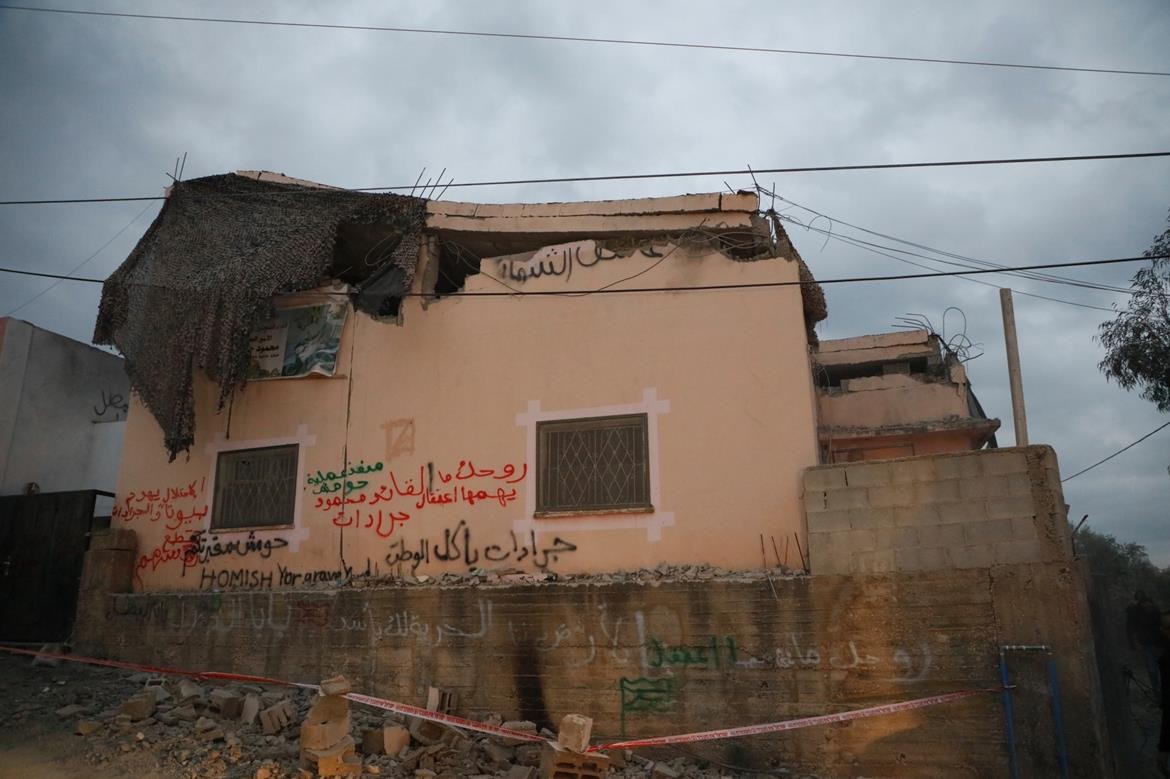 مواطنون يتفقدون منزل الاسير محمود جرادات الذي فجره جيش الاحتلال الاسرائيلي في السيلة الحارثية