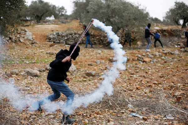 مواجهات بين المتظاهرين الفلسطينيين وقوات الاحتلال الإسرائيلي عقب مسير ضد الاستيطان في بلدة بيتا بنابلس