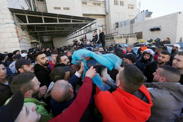 فلسطينيون يحملون جثامين الشهداء الذين استشهدوا بنيران قوات الاحتلال الإسرائيلي في مدينة نابلس بالضفة الغربية