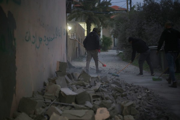 مواطنون يتفقدون منزل الاسير محمود جرادات الذي فجره جيش الاحتلال الاسرائيلي في السيلة الحارثية