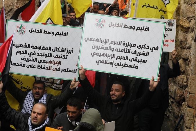 الاحتلال يقمع مسيرة لإحياء ذكرى مجزرة الحرم الإبراهيمي في الخليل (عدسة: مشهور الوحواح)